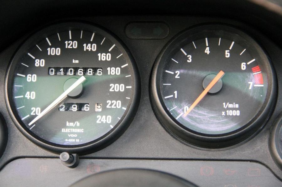 Панель приборов BMW Z1 (E30) 1988 года  (фото 19 из 88)